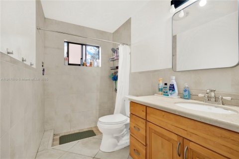 Villa ou maison à vendre à Miami, Floride: 5 chambres, 226.12 m2 № 2016851 - photo 17