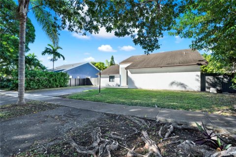 Villa ou maison à vendre à Miami, Floride: 5 chambres, 226.12 m2 № 2016851 - photo 2