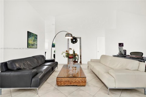 Villa ou maison à vendre à Miami, Floride: 5 chambres, 226.12 m2 № 2016851 - photo 4