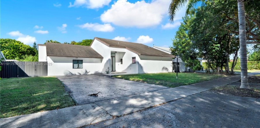 Villa ou maison à Miami, Floride 5 chambres, 226.12 m2 № 2016851