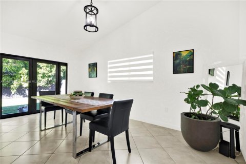 Villa ou maison à vendre à Miami, Floride: 5 chambres, 226.12 m2 № 2016851 - photo 14