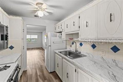 Condo in Saint Petersburg, Florida, 2 bedrooms № 2238171 - photo 2