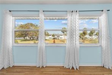 Condo in Saint Petersburg, Florida, 2 bedrooms № 2238171 - photo 11
