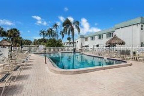 Condo in Saint Petersburg, Florida, 2 bedrooms № 2238171 - photo 24