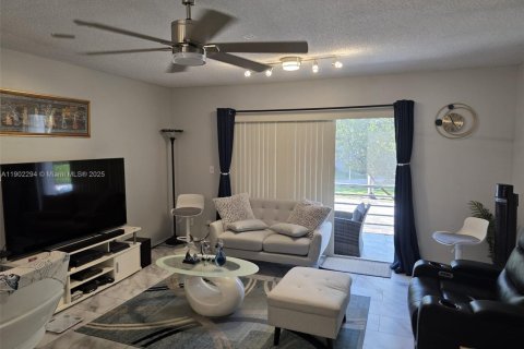 Condo in Hallandale Beach, Florida, 1 bedroom  № 1953758 - photo 24