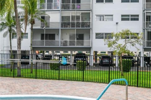 Condo in Hallandale Beach, Florida, 1 bedroom  № 1953758 - photo 9