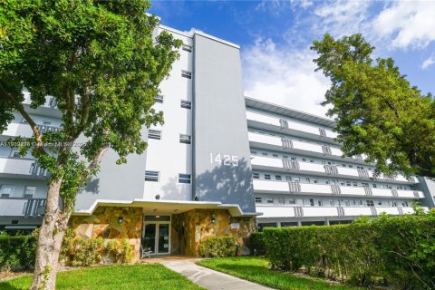Condo in Hallandale Beach, Florida, 1 bedroom  № 1953758 - photo 1