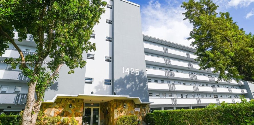 Condo in Hallandale Beach, Florida, 1 bedroom  № 1953758