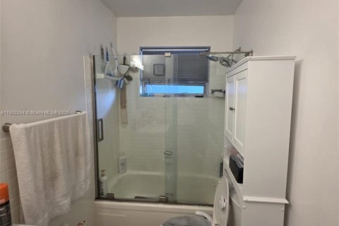 Condo in Hallandale Beach, Florida, 1 bedroom  № 1953758 - photo 27