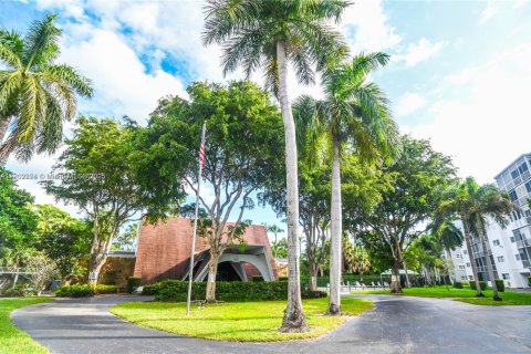 Condo in Hallandale Beach, Florida, 1 bedroom  № 1953758 - photo 6