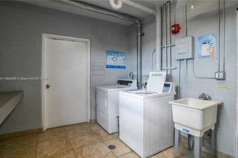Condo in Hallandale Beach, Florida, 1 bedroom  № 1953758 - photo 3