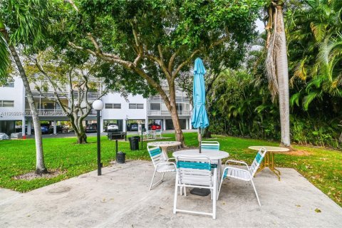 Condo in Hallandale Beach, Florida, 1 bedroom  № 1953758 - photo 11