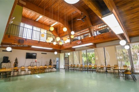 Condo in Hallandale Beach, Florida, 1 bedroom  № 1953758 - photo 7