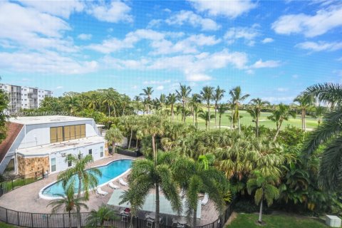 Condo in Hallandale Beach, Florida, 1 bedroom  № 1953758 - photo 16