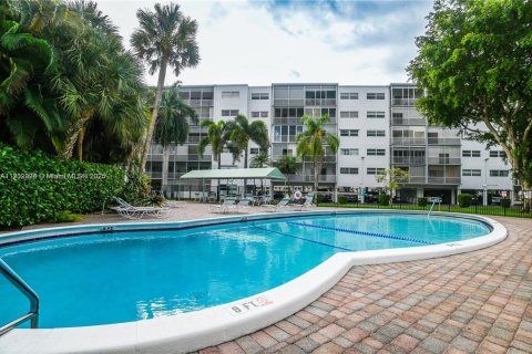 Condo in Hallandale Beach, Florida, 1 bedroom  № 1953758 - photo 8
