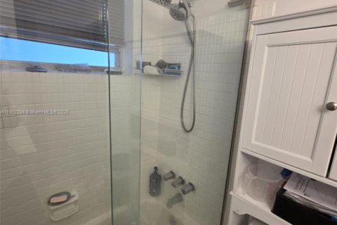 Condo in Hallandale Beach, Florida, 1 bedroom  № 1953758 - photo 26