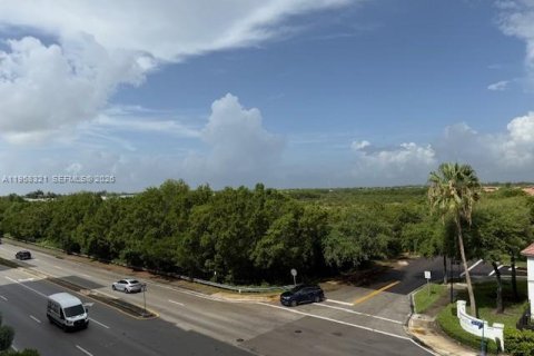 Condo in Doral, Florida, 2 bedrooms  № 2020710 - photo 29