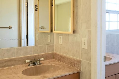 Casa en venta en Miami Beach, Florida, 5 dormitorios, 309.83 m2 № 1960117 - foto 22