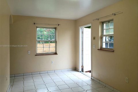 Casa en venta en Miami Beach, Florida, 5 dormitorios, 309.83 m2 № 1960117 - foto 18