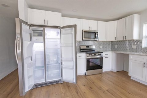 House in Saint Petersburg, Florida 4 bedrooms, 201.78 sq.m. № 1733436 - photo 5