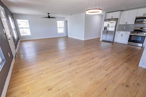 House in Saint Petersburg, Florida 4 bedrooms, 201.78 sq.m. № 1733436 - photo 10