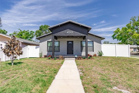 House in Saint Petersburg, Florida 4 bedrooms, 201.78 sq.m. № 1733436 - photo 1