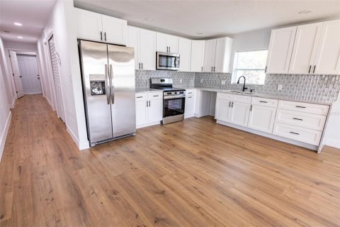 House in Saint Petersburg, Florida 4 bedrooms, 201.78 sq.m. № 1733436 - photo 4