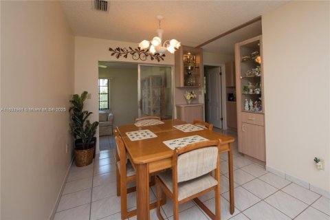 House in Homestead, Florida 4 bedrooms, 164.53 sq.m. № 1823610 - photo 8