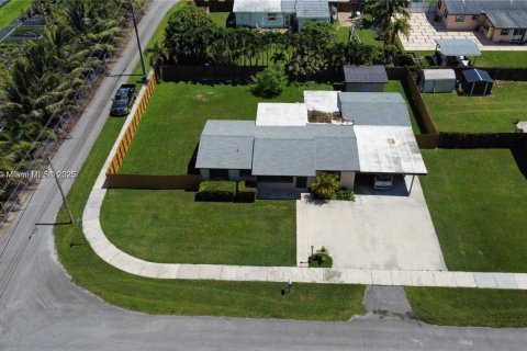 House in Homestead, Florida 4 bedrooms, 164.53 sq.m. № 1823610 - photo 5