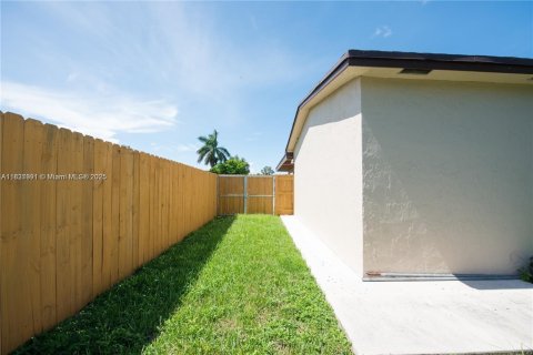 House in Homestead, Florida 4 bedrooms, 164.53 sq.m. № 1823610 - photo 28