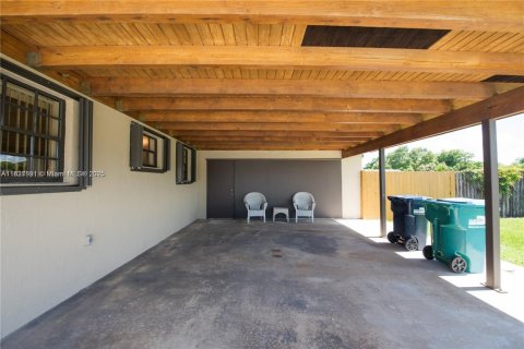 House in Homestead, Florida 4 bedrooms, 164.53 sq.m. № 1823610 - photo 4