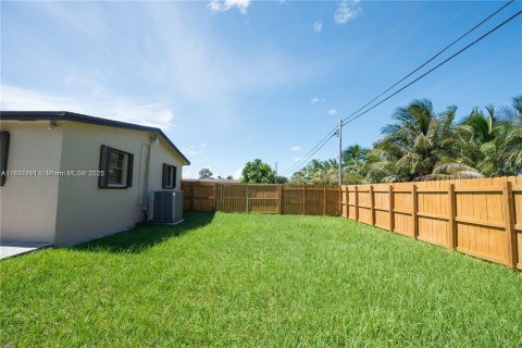 House in Homestead, Florida 4 bedrooms, 164.53 sq.m. № 1823610 - photo 25