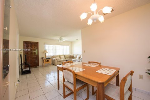 House in Homestead, Florida 4 bedrooms, 164.53 sq.m. № 1823610 - photo 9