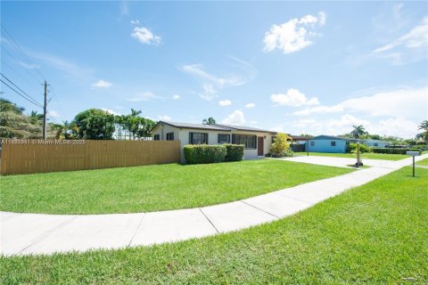 House in Homestead, Florida 4 bedrooms, 164.53 sq.m. № 1823610 - photo 3
