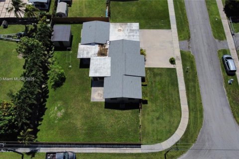 House in Homestead, Florida 4 bedrooms, 164.53 sq.m. № 1823610 - photo 24