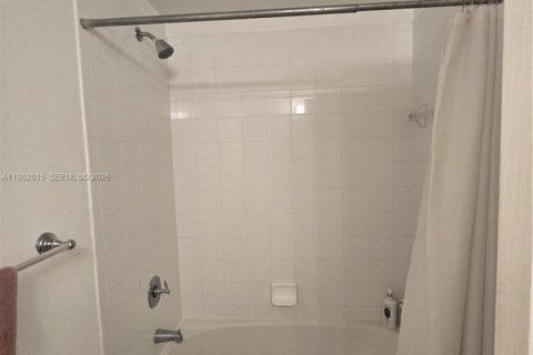 Condominio en alquiler en Coral Gables, Florida, 2 dormitorios, 101.17 m2 № 2050273 - foto 15