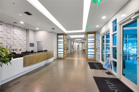 Propiedad comercial en venta en Miami, Florida № 2153140 - foto 7