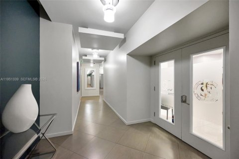 Propiedad comercial en venta en Miami, Florida № 2153140 - foto 11