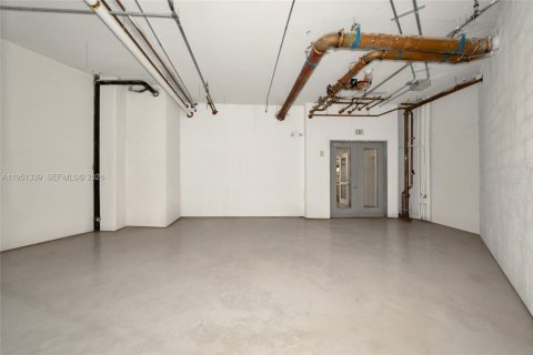 Propiedad comercial en venta en Miami, Florida № 2153140 - foto 18