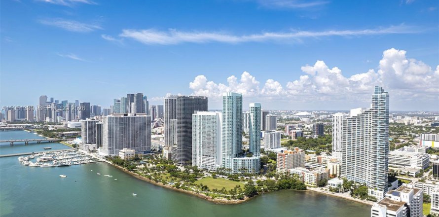 Propiedad comercial en Miami, Florida № 2153140