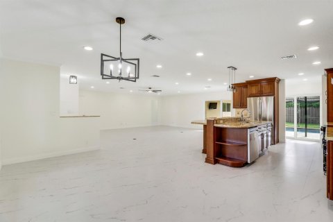 House in Boca Raton, Florida 4 bedrooms, 203.92 sq.m. № 2392324 - photo 12