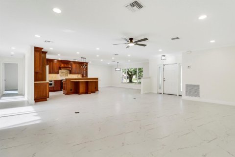 House in Boca Raton, Florida 4 bedrooms, 203.92 sq.m. № 2392324 - photo 3