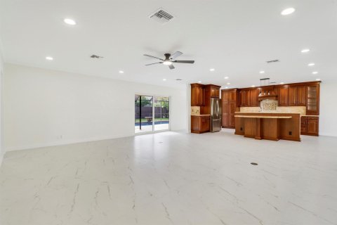 House in Boca Raton, Florida 4 bedrooms, 203.92 sq.m. № 2392324 - photo 5