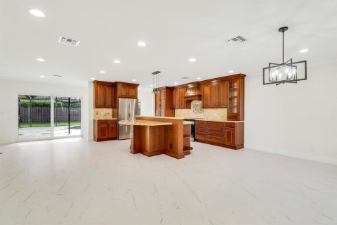 House in Boca Raton, Florida 4 bedrooms, 203.92 sq.m. № 2392324 - photo 11