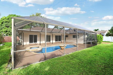 House in Boca Raton, Florida 4 bedrooms, 203.92 sq.m. № 2392324 - photo 2