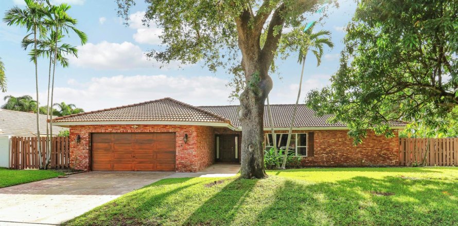 House in Boca Raton, Florida 4 bedrooms, 203.92 sq.m. № 2392324