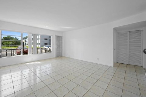 Condo in Miami, Florida, 1 bedroom  № 1924424 - photo 13