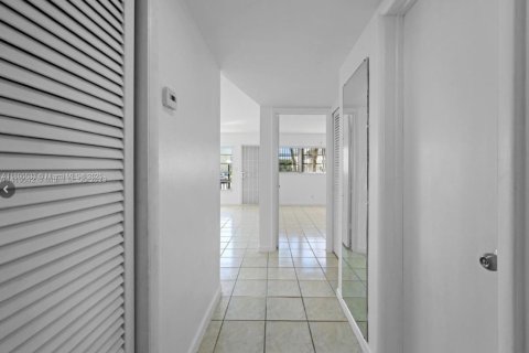Condo in Miami, Florida, 1 bedroom  № 1924424 - photo 17