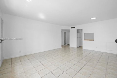 Condo in Miami, Florida, 1 bedroom  № 1924424 - photo 15