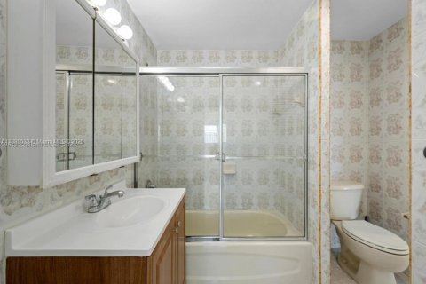 Condo in Miami, Florida, 1 bedroom  № 1924424 - photo 9